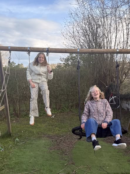 Photo d'Elise sur une balan&ccedil;oire