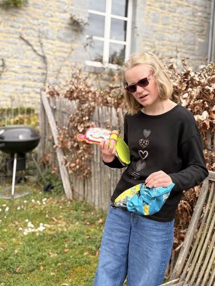 Photo d'Ellilse avec des lunettes de soleil