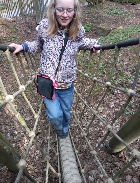 Photo d'Elise se balladant sur un cordage