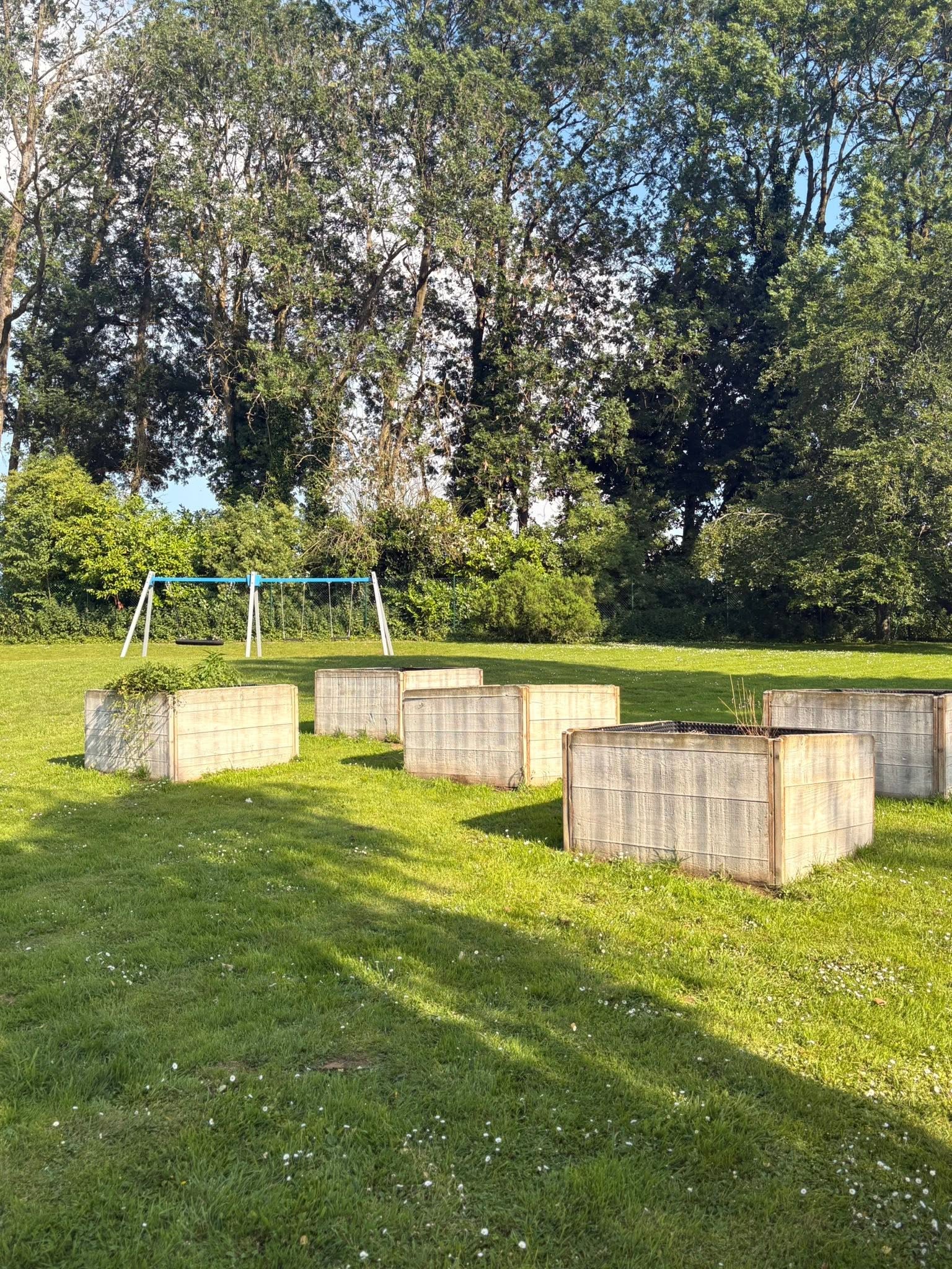 Vue sur l'ext&eacute;rieur de l'&eacute;cole d'Elise