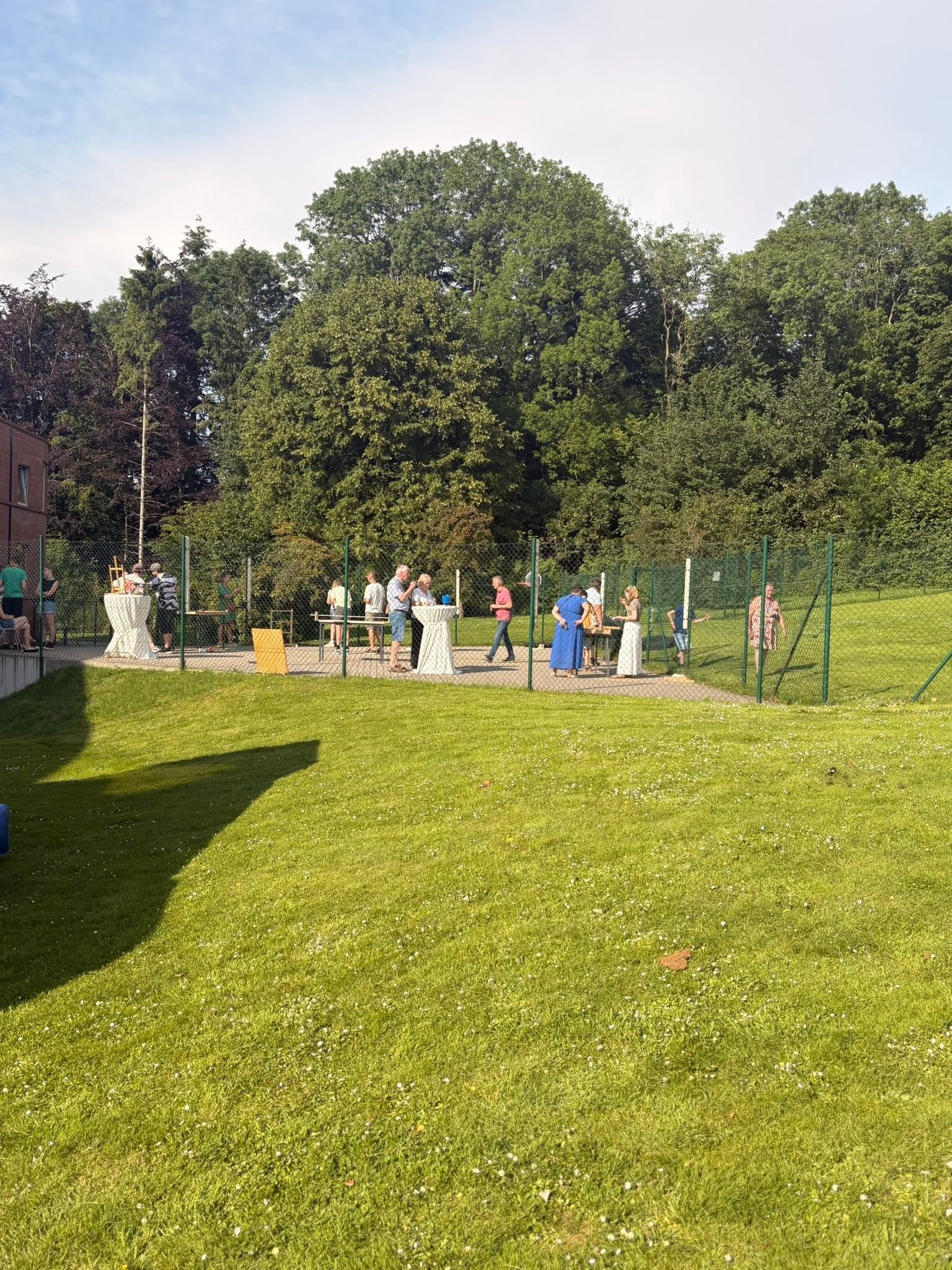 Vue sur l'ext&eacute;rieur de l'&eacute;cole d'Elise
