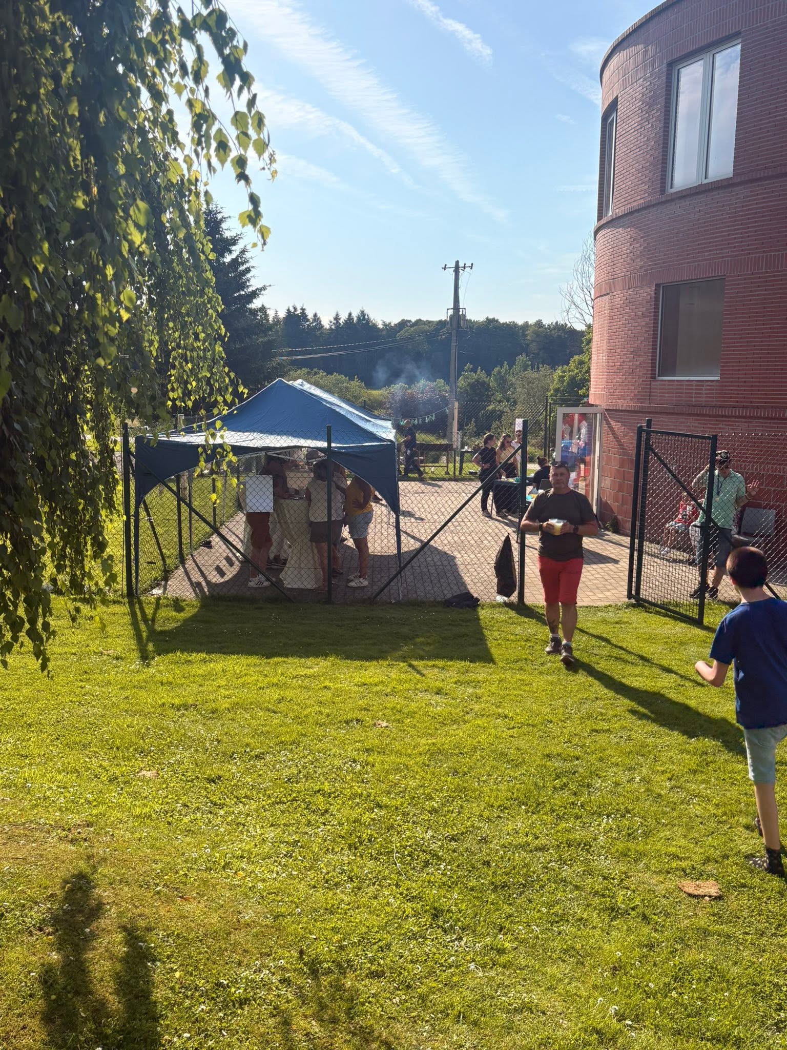 Vue sur le terrain de l'école d'Elise