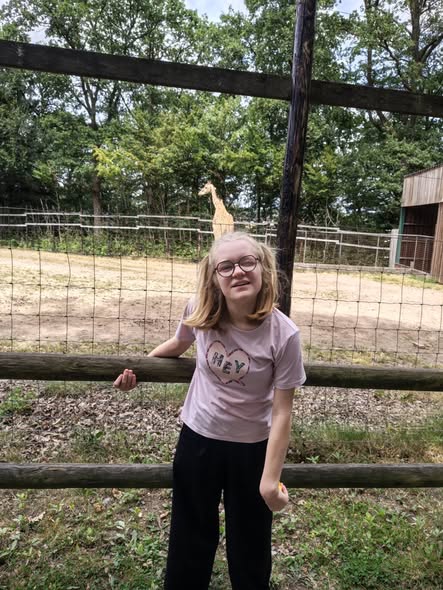 Elise devant un enclos de giraffes
