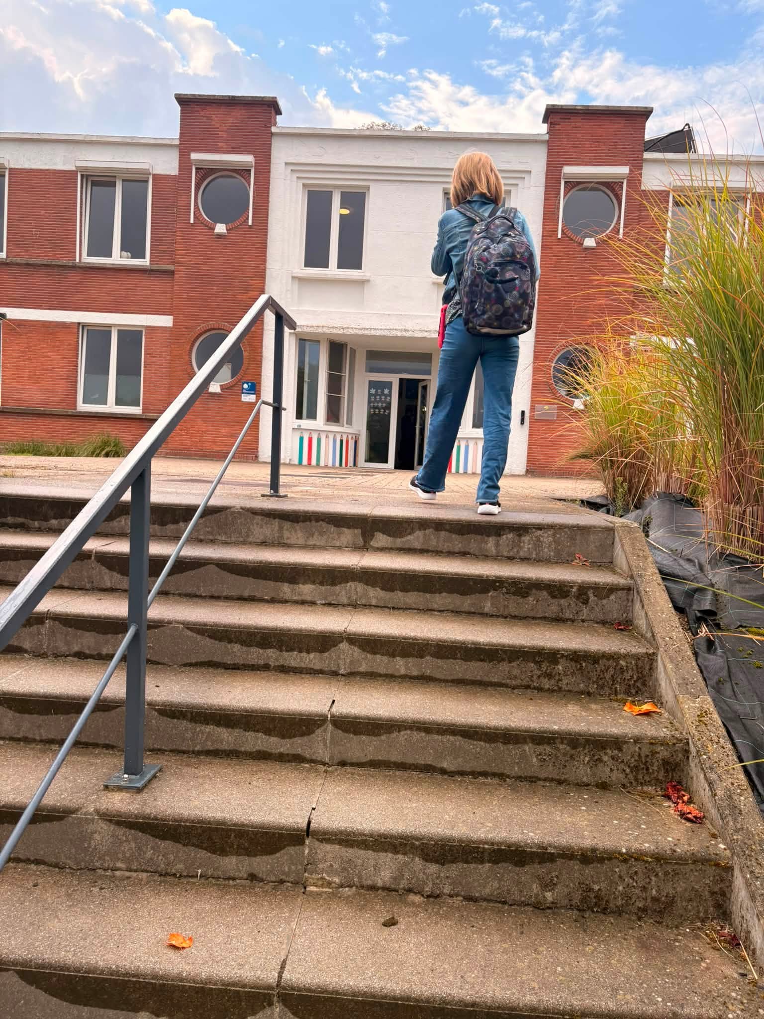 Elise devant son &eacute;cole