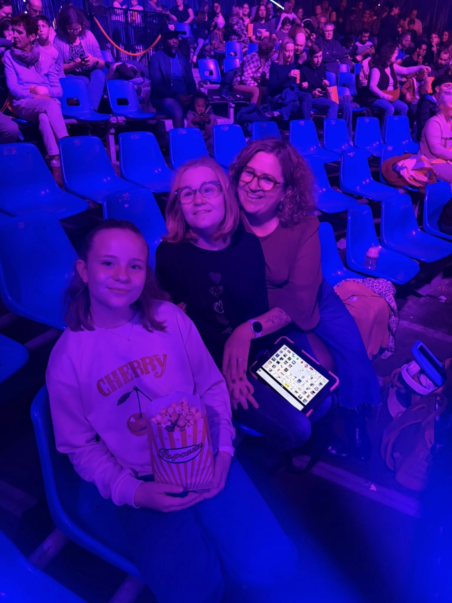 Photo Elise avec sa petite soeur et sa maman