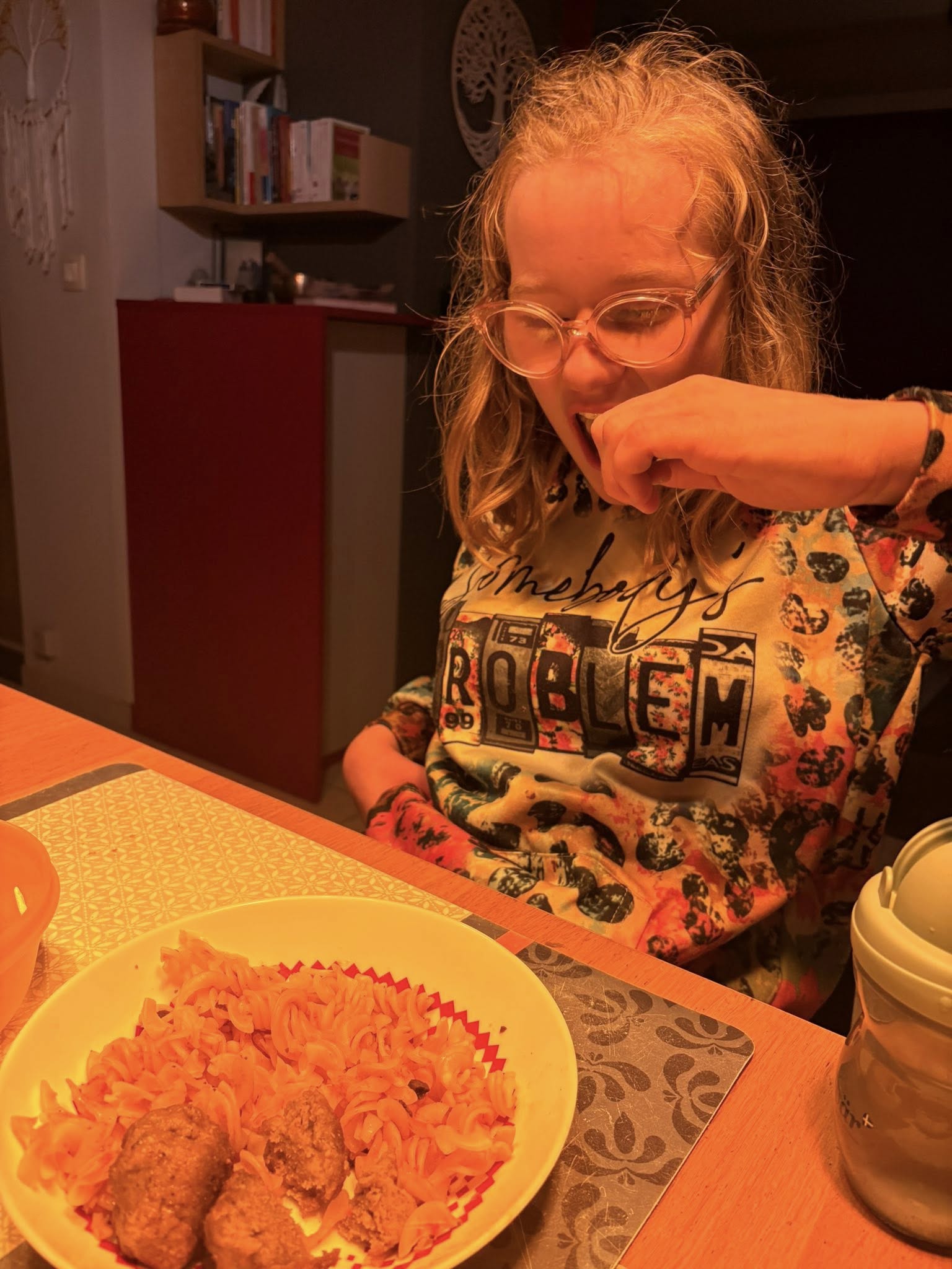 Elise mangeant des Pâtes