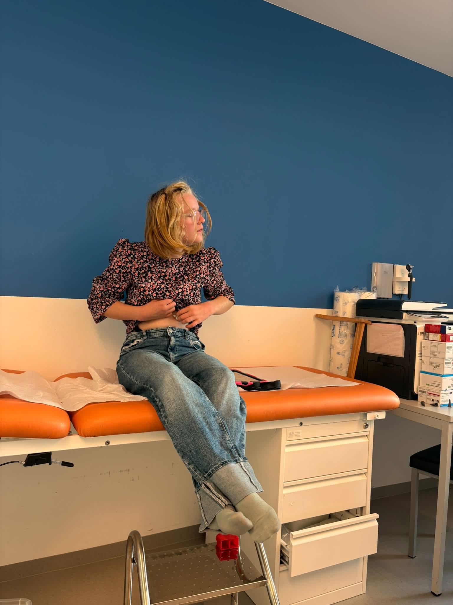 Elise dans le cabinet du médecin